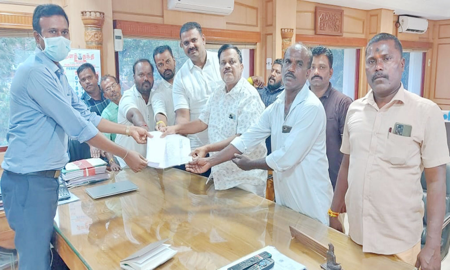 ஆரல்வாய்மொழி பேரூராட்சிக்கு உட்பட்ட உச்சினி மாகாளி அம்மன் கோவில் சுற்றுச்சுவரை இடிக்க கூடாது