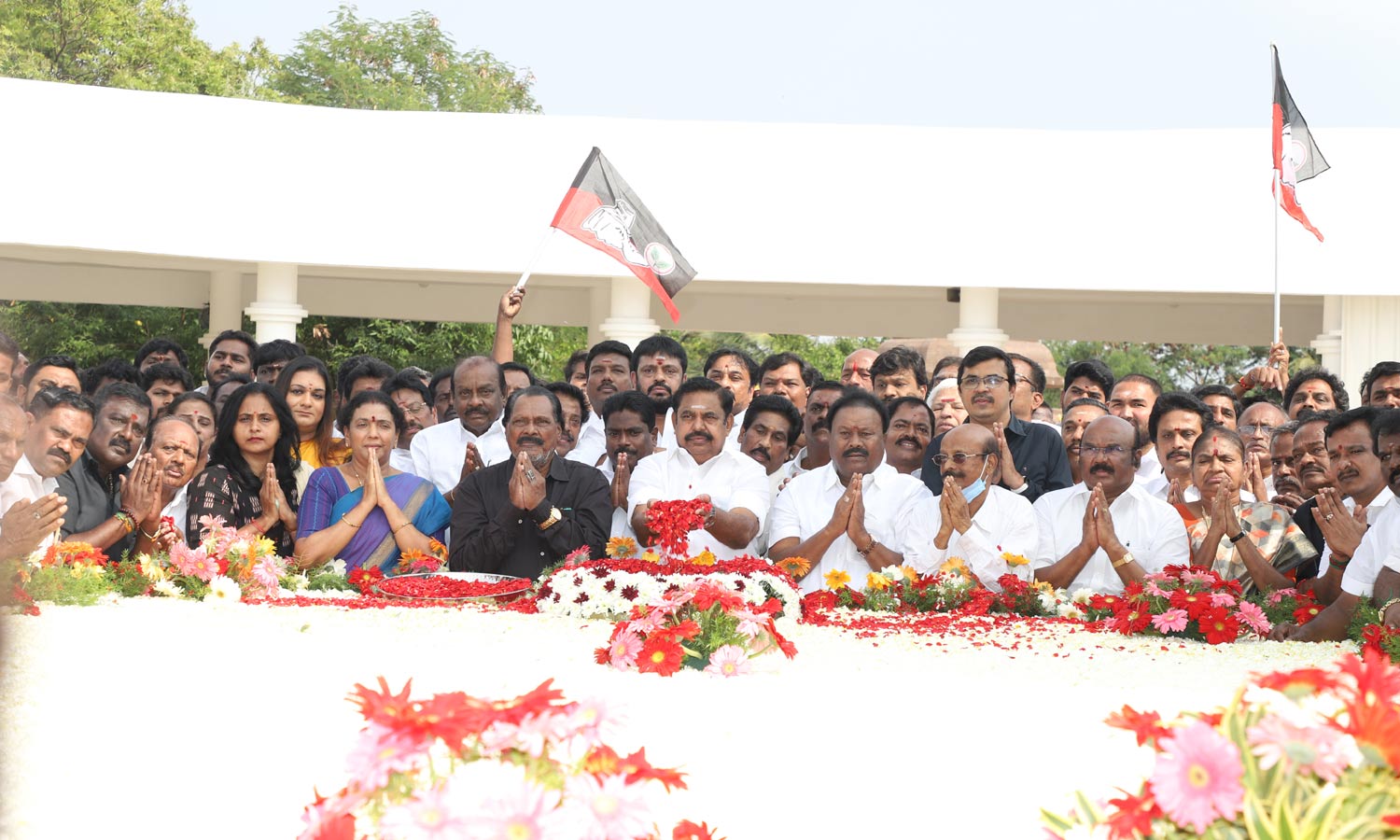 அண்ணா நினைவிடத்தில் எடப்பாடி பழனிசாமி மலர் வளையம் வைத்து மரியாதை