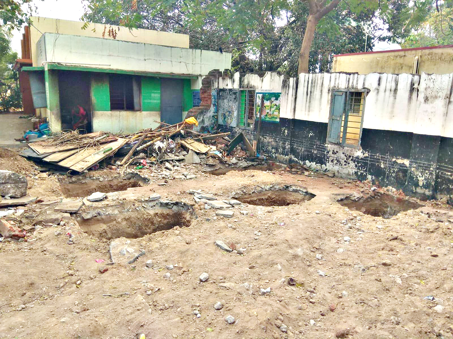 நடுநிலைப்பள்ளியில் வகுப்பறை இடத்தில் கழிப்பறை கட்ட எதிர்ப்பு