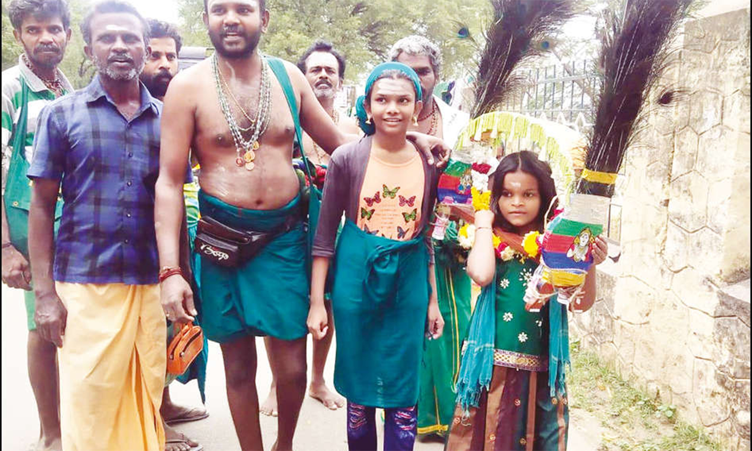 நெல்லையில் குவிந்த பாதயாத்திரை பக்தர்கள்: தாமிரபரணி ஆற்றில் புனித நீராடிச்சென்றனர்