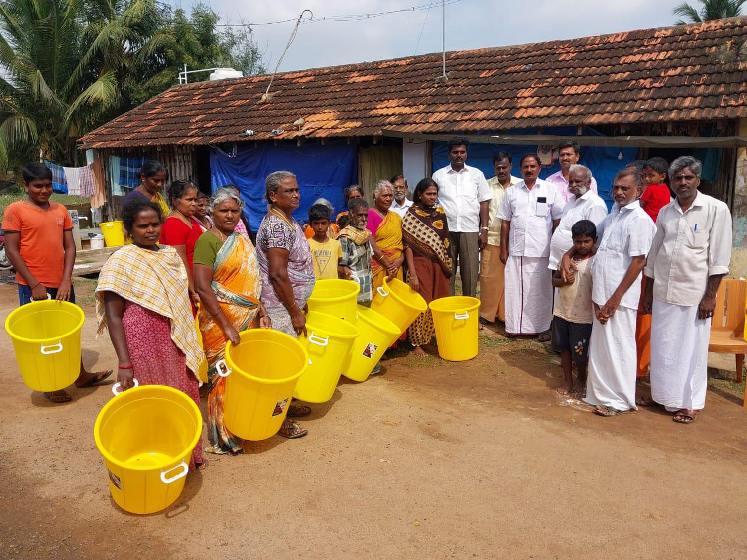 குப்பை சேகரிக்கும் கூடைகள் வழங்கல்