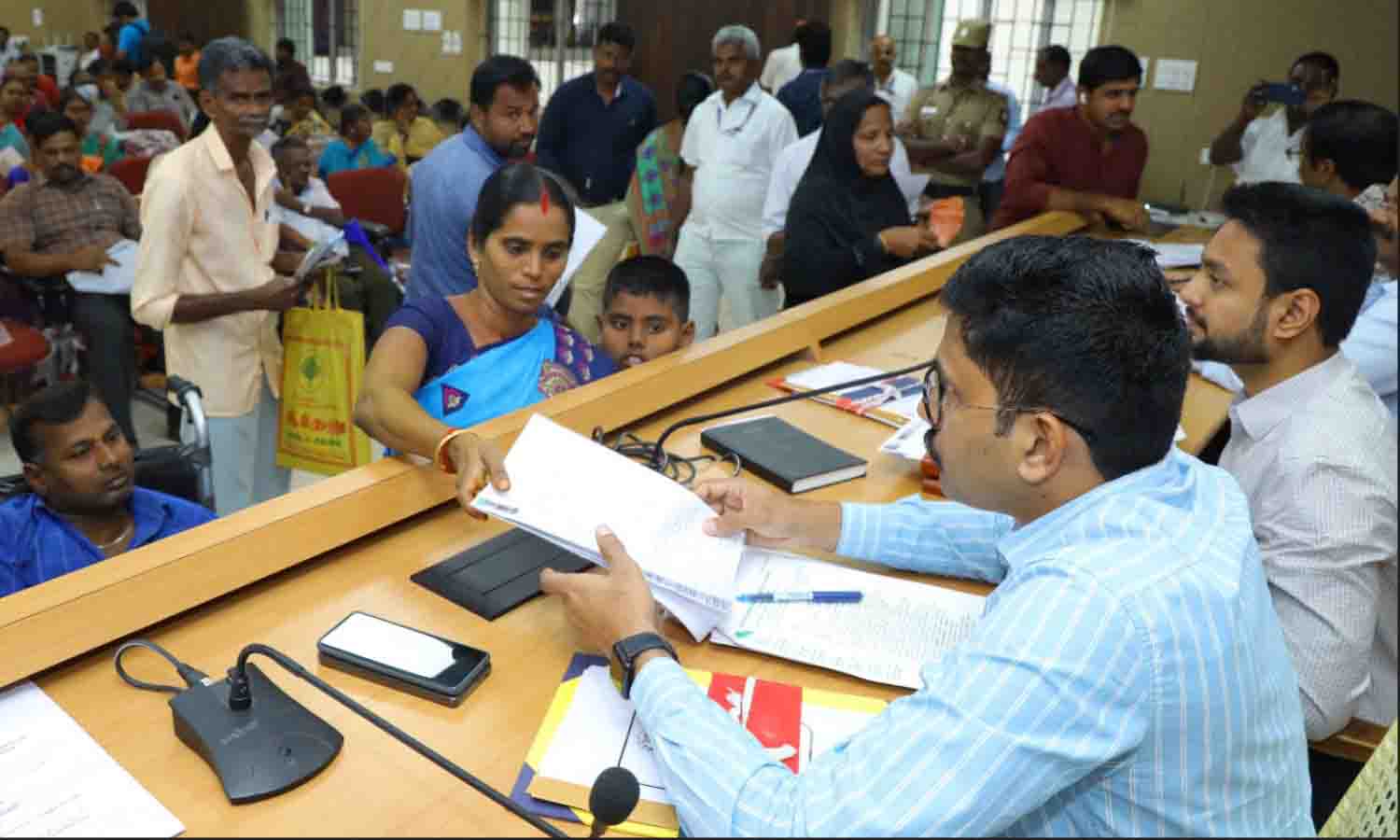 பொதுமக்கள் குறை தீர்க்கும் கூட்டத்தில் 638 மனுக்கள் பெறப்பட்டன - உடனடி நடவடிக்கை எடுக்க கலெக்டர் உத்தரவு
