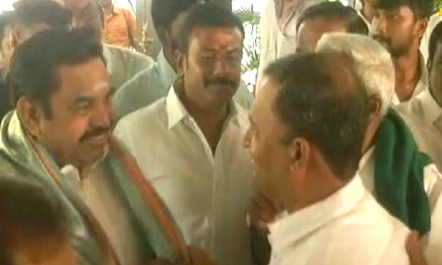 அதிமுக தேர்தல் பணிக்குழுவினருடன் எடப்பாடி பழனிசாமி ஆலோசனை