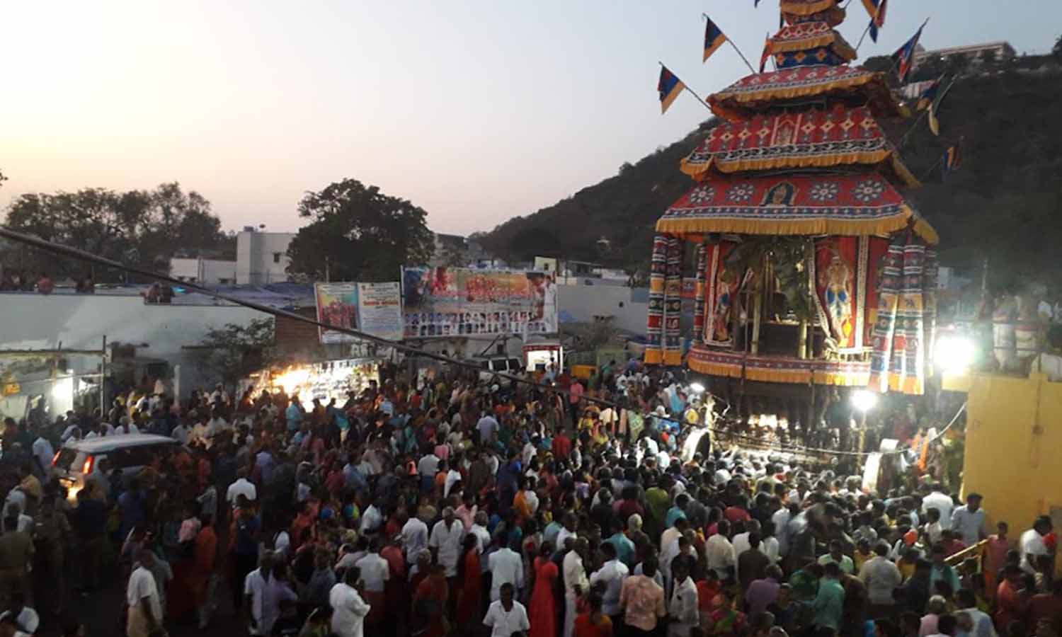 சிவன்மலை கோவிலில் 3-வது நாள் தேரோட்டம் - 4 லட்சம் பக்தர்கள் பங்கேற்பு