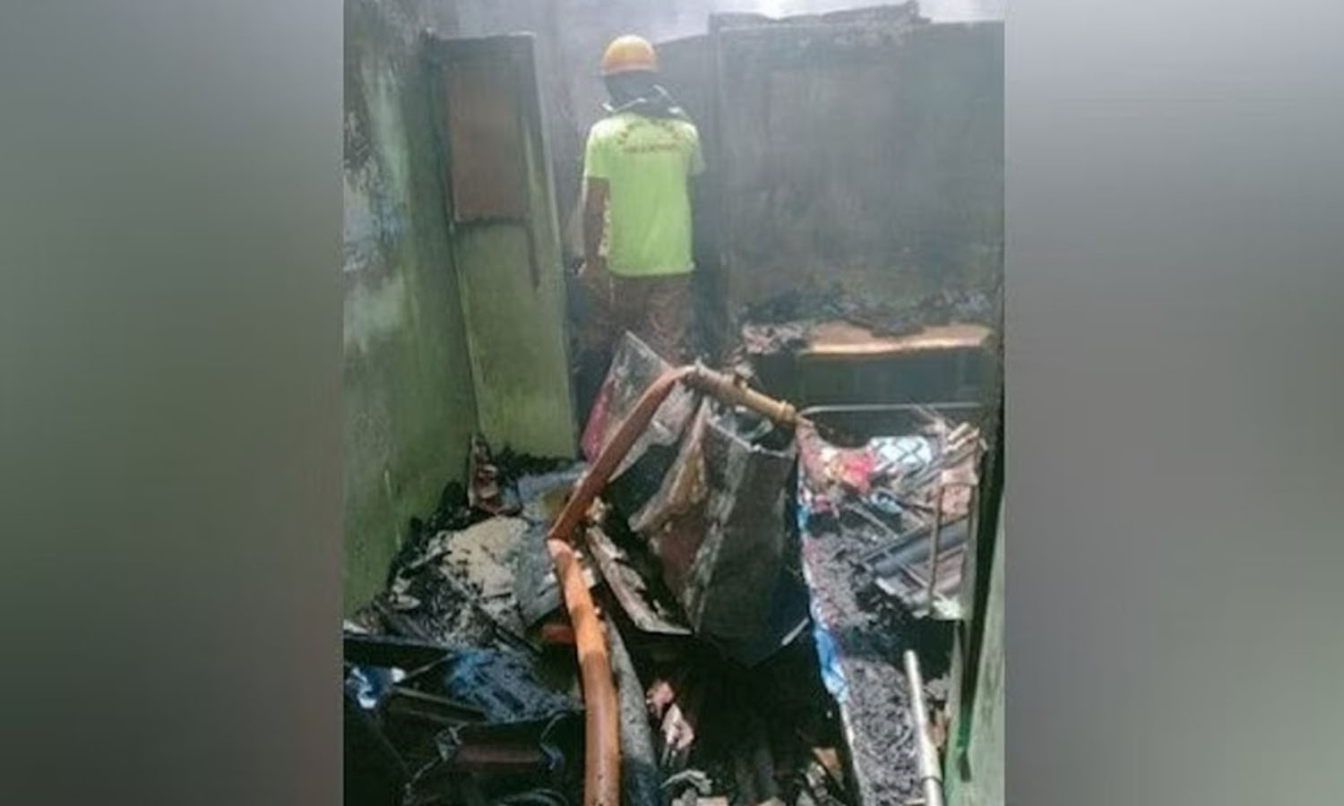 தொழிலாளி வீட்டில் பயங்கர  தீ விபத்து - பொருட்கள் எரிந்து நாசம்