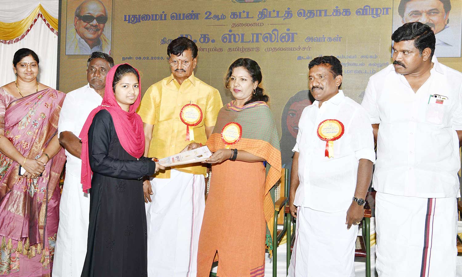 புதுமைப் பெண் திட்டத்தில் 290 மாணவிகளுக்கு ஏ.டி.எம். கார்டுகலெக்டர் வழங்கினார்