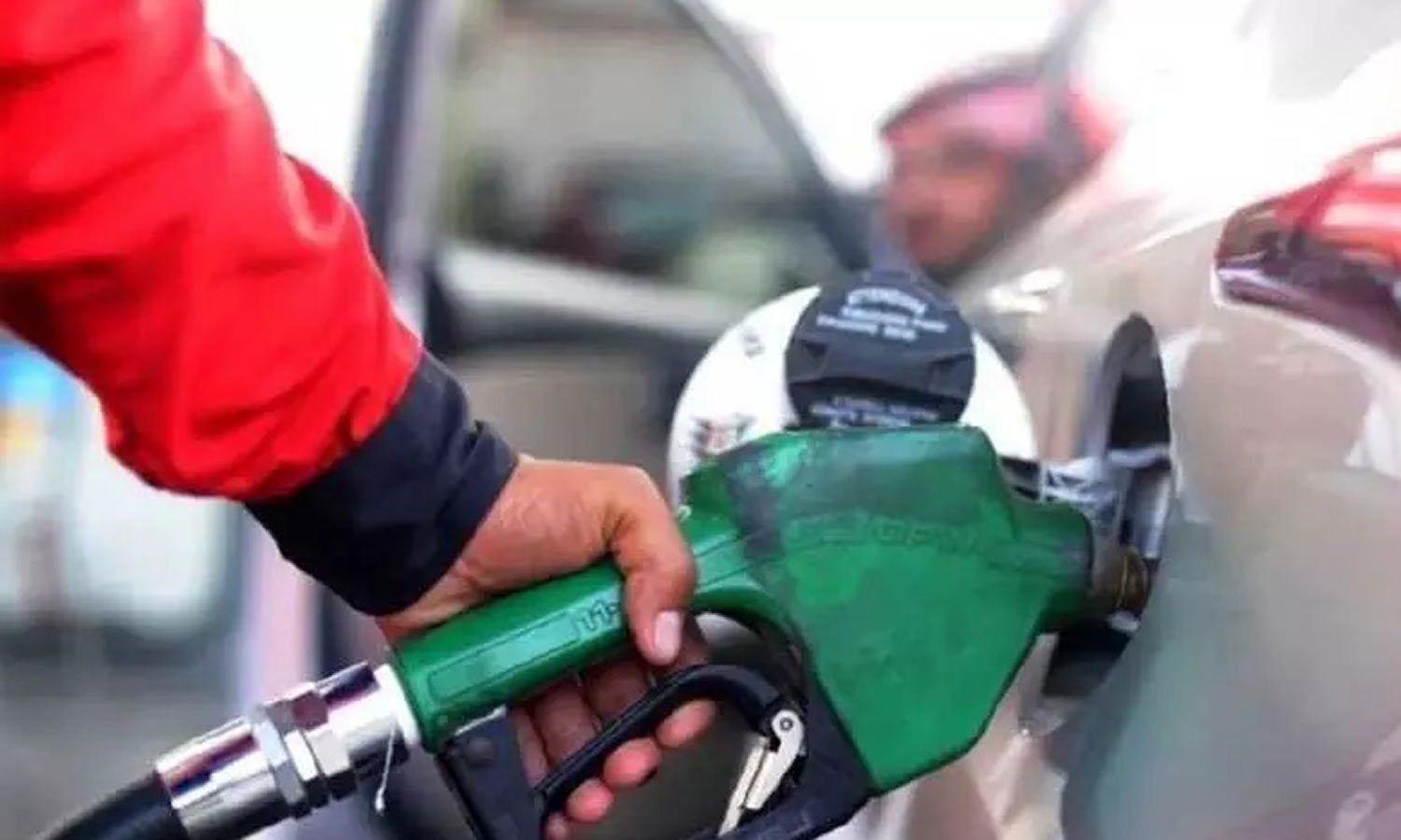 பாகிஸ்தானில் பெட்ரோல் விலை மீண்டும் அதிகரிப்பு- ஒரு லிட்டர் ரூ.272-க்கு விற்பனை