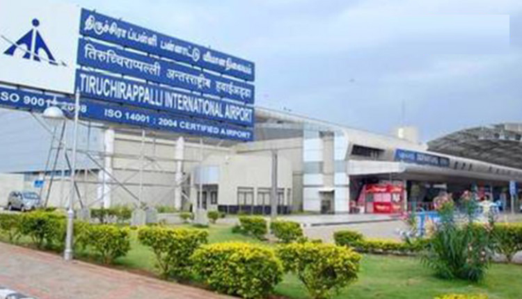 துபாயில் இருந்து திருச்சிக்கு விமானத்தில் கடத்தி வந்த ரூ.52 லட்சம் தங்கம்-செல்போன்கள் பறிமுதல்