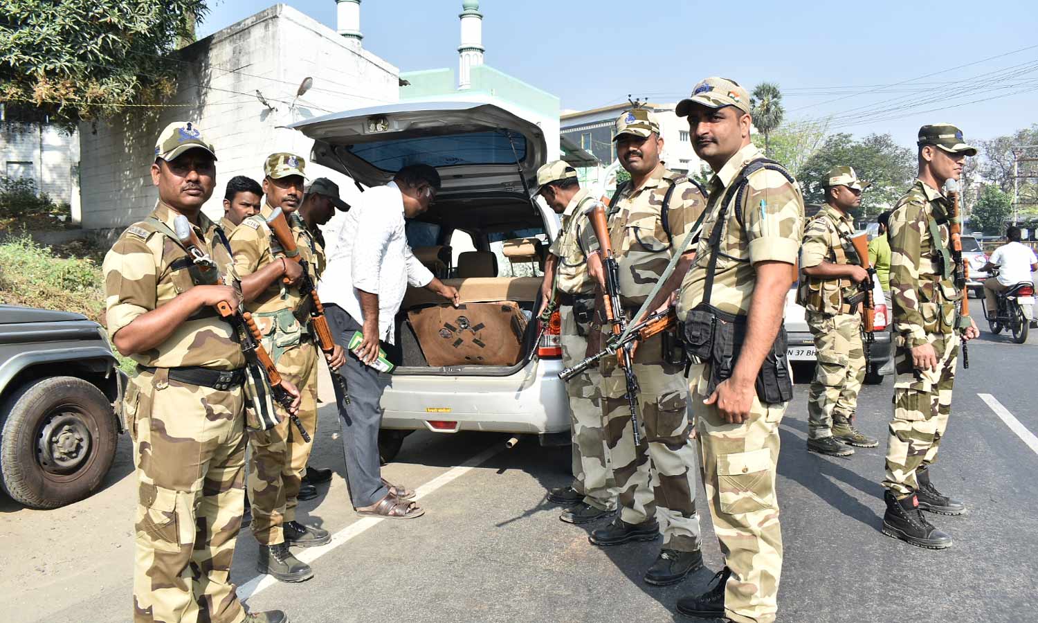 பறக்கும் படையினருடன் இணைந்து துணை ராணுவத்தினர் தீவிர வாகன சோதனை