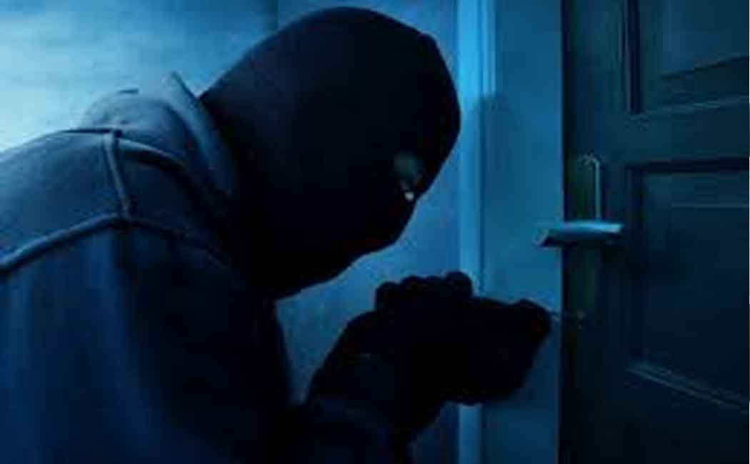 கடையின் பூட்டை உடைத்து  குத்து விளக்கு திருடிய 2 சிறுவர்கள் காப்பகத்தில் அடைப்பு.