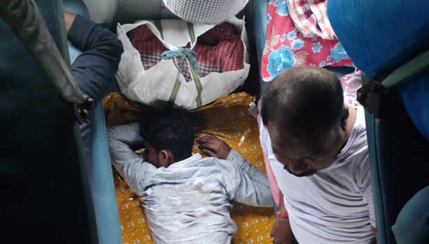 முன்பதிவு பெட்டிகளில் தொல்லை தரும் பயணிகள்- சாதாரண டிக்கெட் எடுத்துக்கொண்டு வழியில் படுப்பதால் அவதி