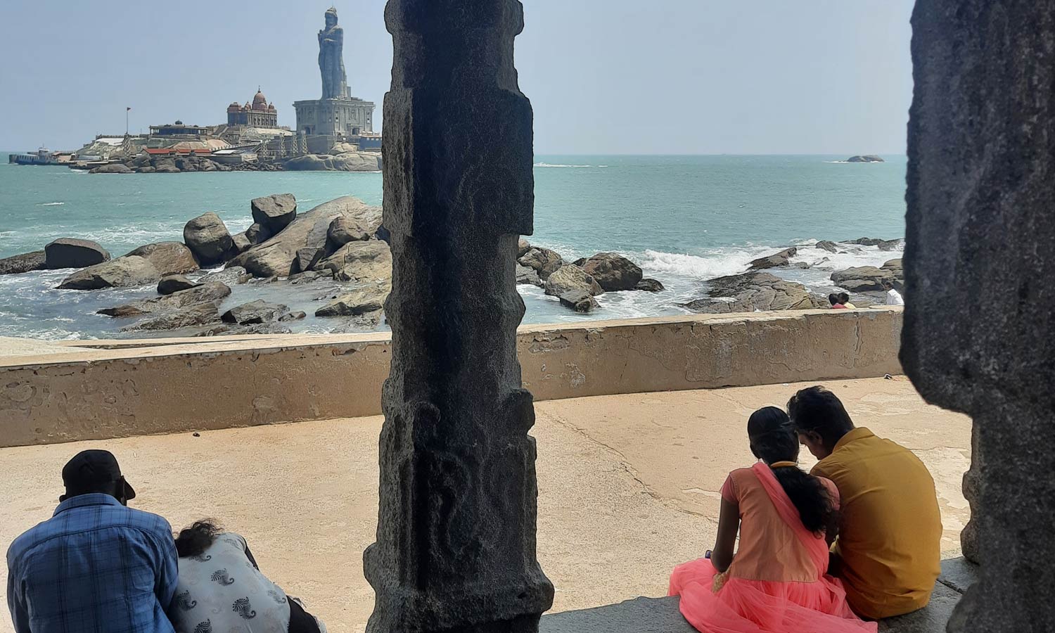 இன்று காதலர் தினம்- கன்னியாகுமரி கடற்கரையில் குவிந்த ஜோடிகள்