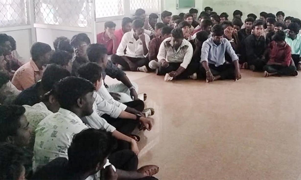 பரமக்குடியில் கல்லூரி பேராசிரியரை கண்டித்து மாணவர்கள் உள்ளிருப்பு போராட்டம்