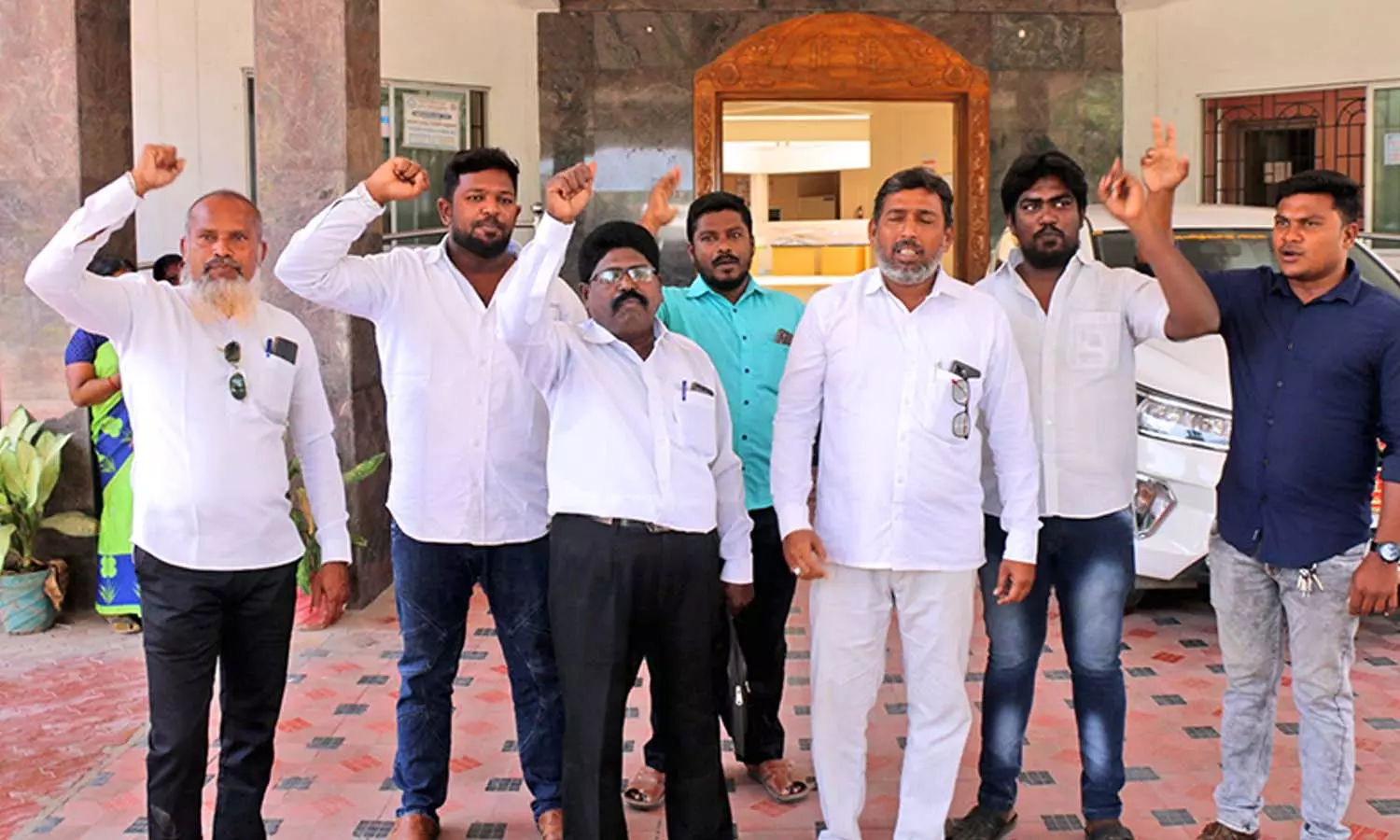 சந்திப்பு பஸ் நிலையத்தை திறக்க கோரி ஆர்ப்பாட்டத்தில் ஈடுபட்ட மனிதநேய ஜனநாயக கட்சி நிர்வாகிகள்.