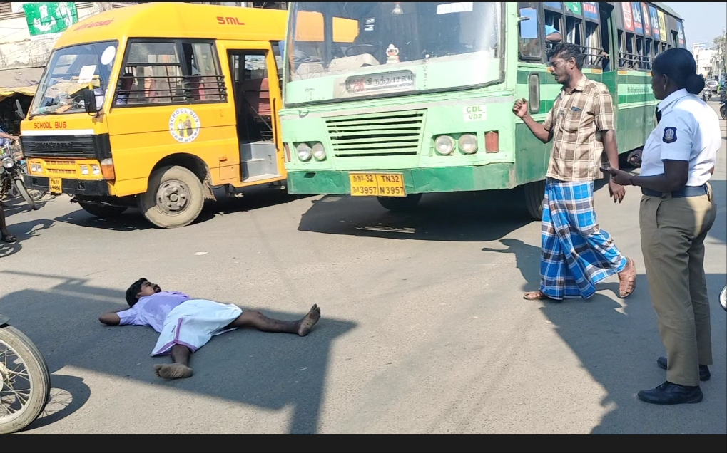 மது போதையில் வாலிபர் ரகளை