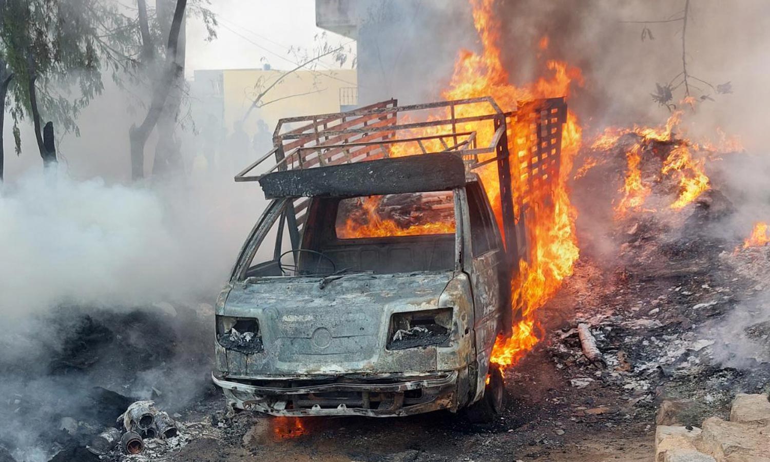 ஆம்பூர் அருகே குடோனில் தீ விபத்து- கார், ஆட்டோ எரிந்து நாசம்