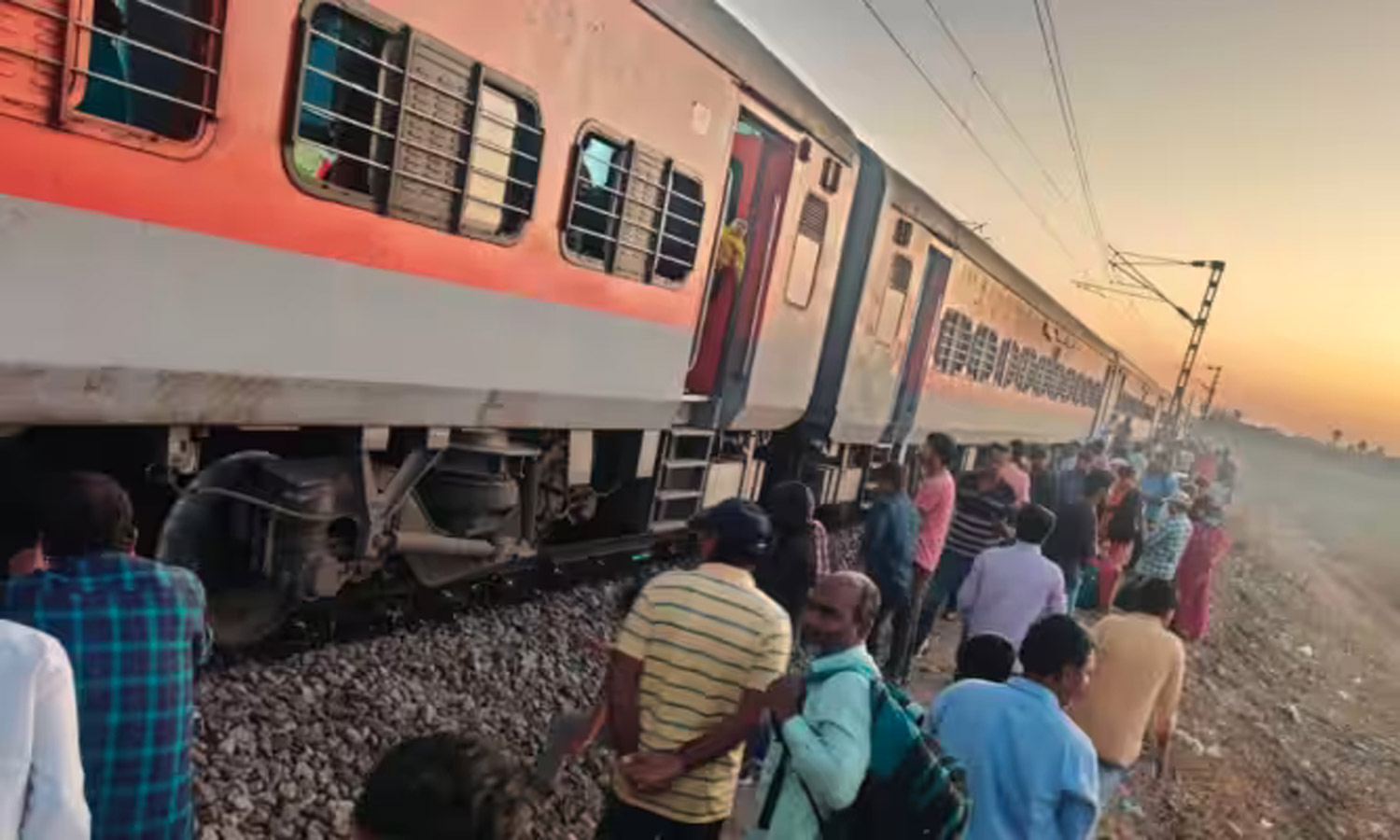 கோதாவரி எக்ஸ்பிரஸ் ரெயிலின் 5 பெட்டிகள் தடம் புரண்டது- அதிர்ஷ்டவசமாக உயிர் தப்பிய பயணிகள்