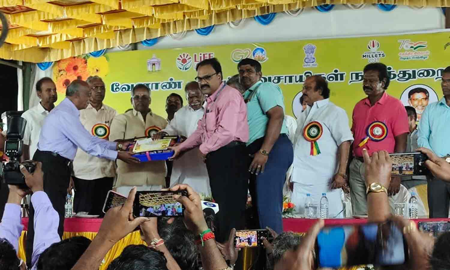 மணக்குள விநாயகர் வேளாண் கல்லூரிக்கு கோப்பை-முதல்-அமைச்சர் ரங்கசாமி வழங்கினார்