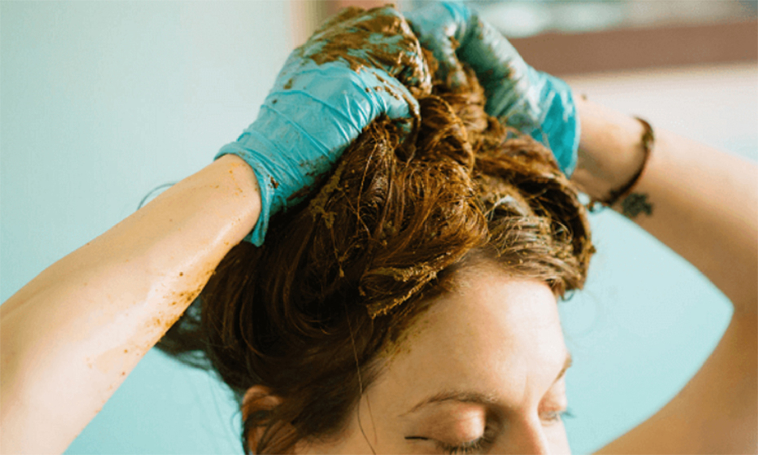 எளிய முறையில் வீட்டிலேயே முடிக்கு கலர் செய்வது எப்படி?