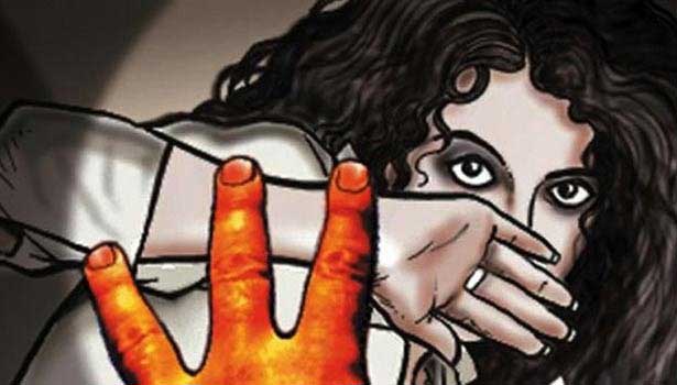 விவசாய பம்பு செட்டிற்கு துணி துவைக்க சென்ற சிறுமியை தூக்கிச் சென்று கூட்டு பலாத்காரம் செய்த 5 பேர் கும்பல்