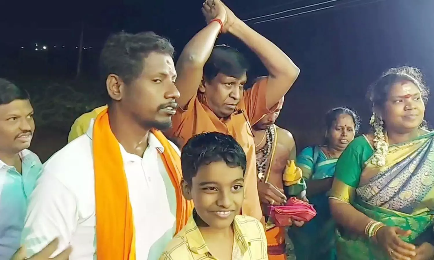 கோவிலில் வழிபாடு செய்த வடிவேலு கோவிலில் வழிபாடு செய்த வடிவேலு