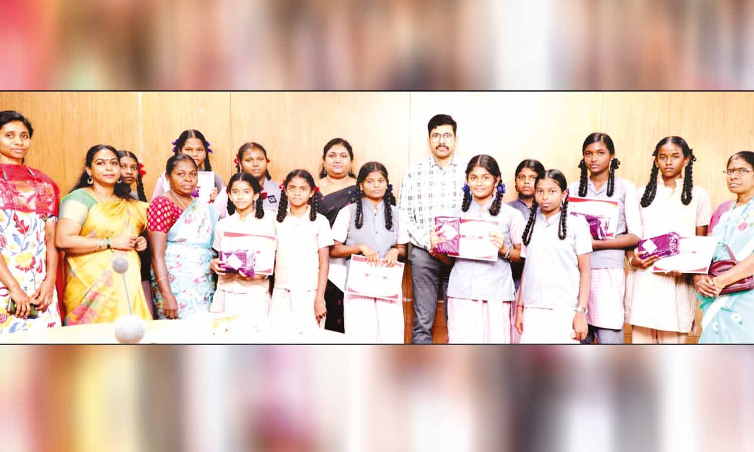 கொத்தடிமை தொழிலாளர் முறை ஒழிப்பு போட்டிகளில் வெற்றி பெற்ற அரசு பள்ளி மாணவிகளுக்கு கலெக்டர் பாராட்டு