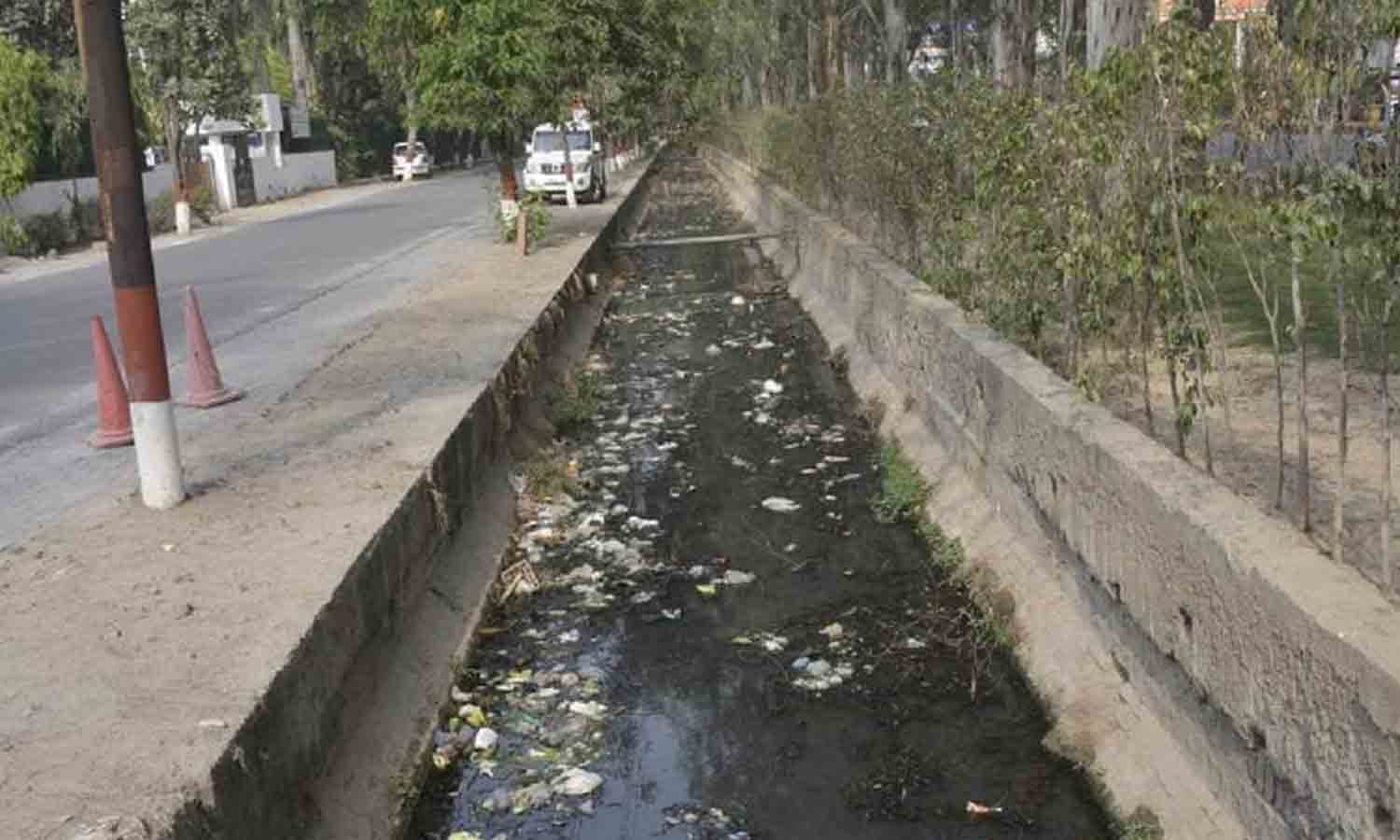 மது போதையில் சாக்கடையில் விழுந்த புரோட்டா மாஸ்டர்