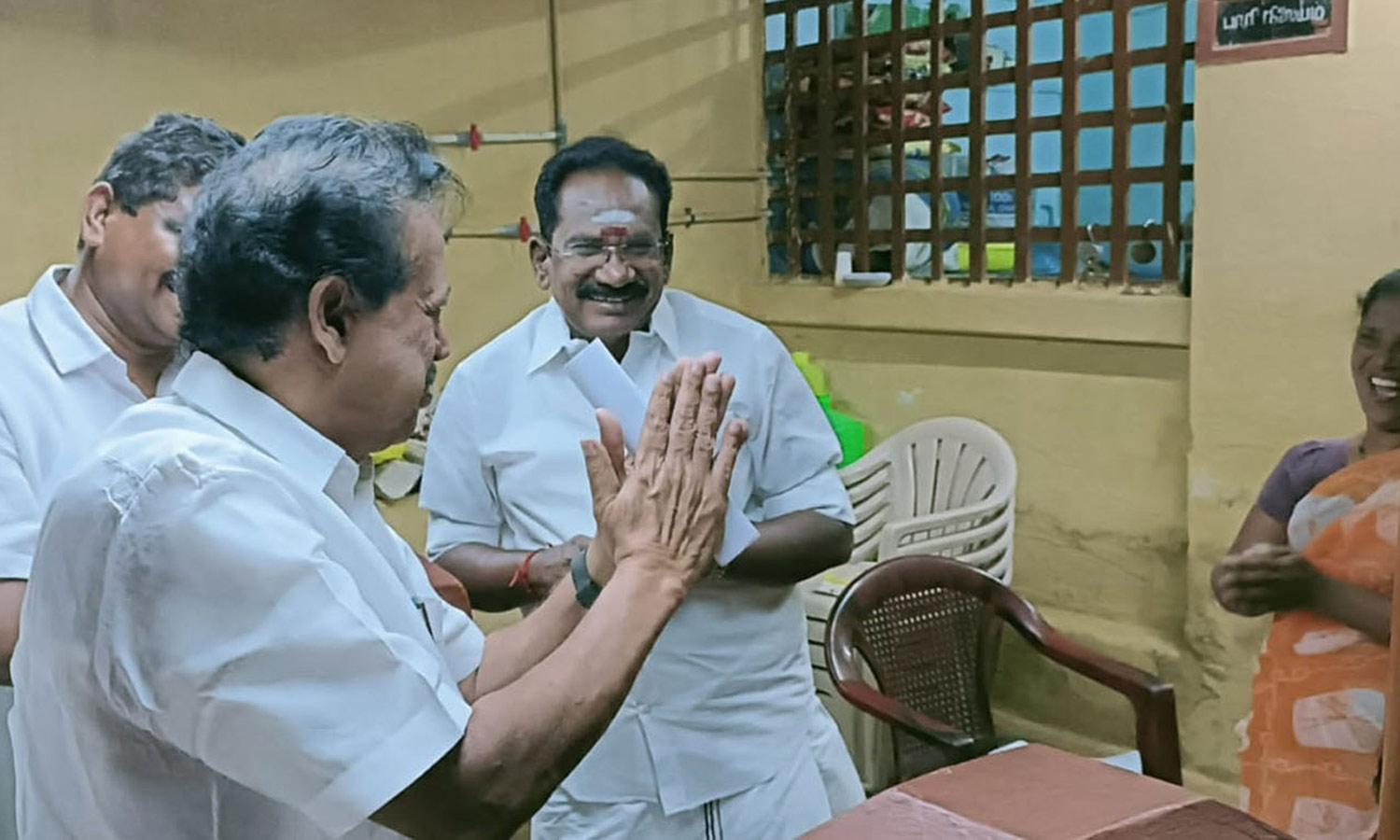 ஈரோட்டில் ருசிகரம்- ஒரே இடத்தில் வாக்கு சேகரித்த அமைச்சர் பொன்முடி, செல்லூர் ராஜூ
