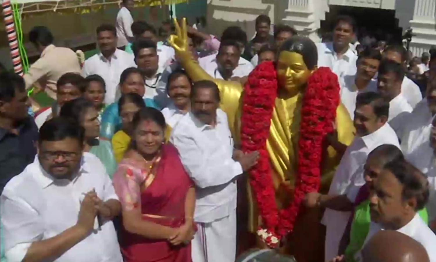 அதிமுக தலைமை அலுவலகத்தில் ஜெயலலிதா சிலைக்கு ஈ.பி.எஸ் மரியாதை