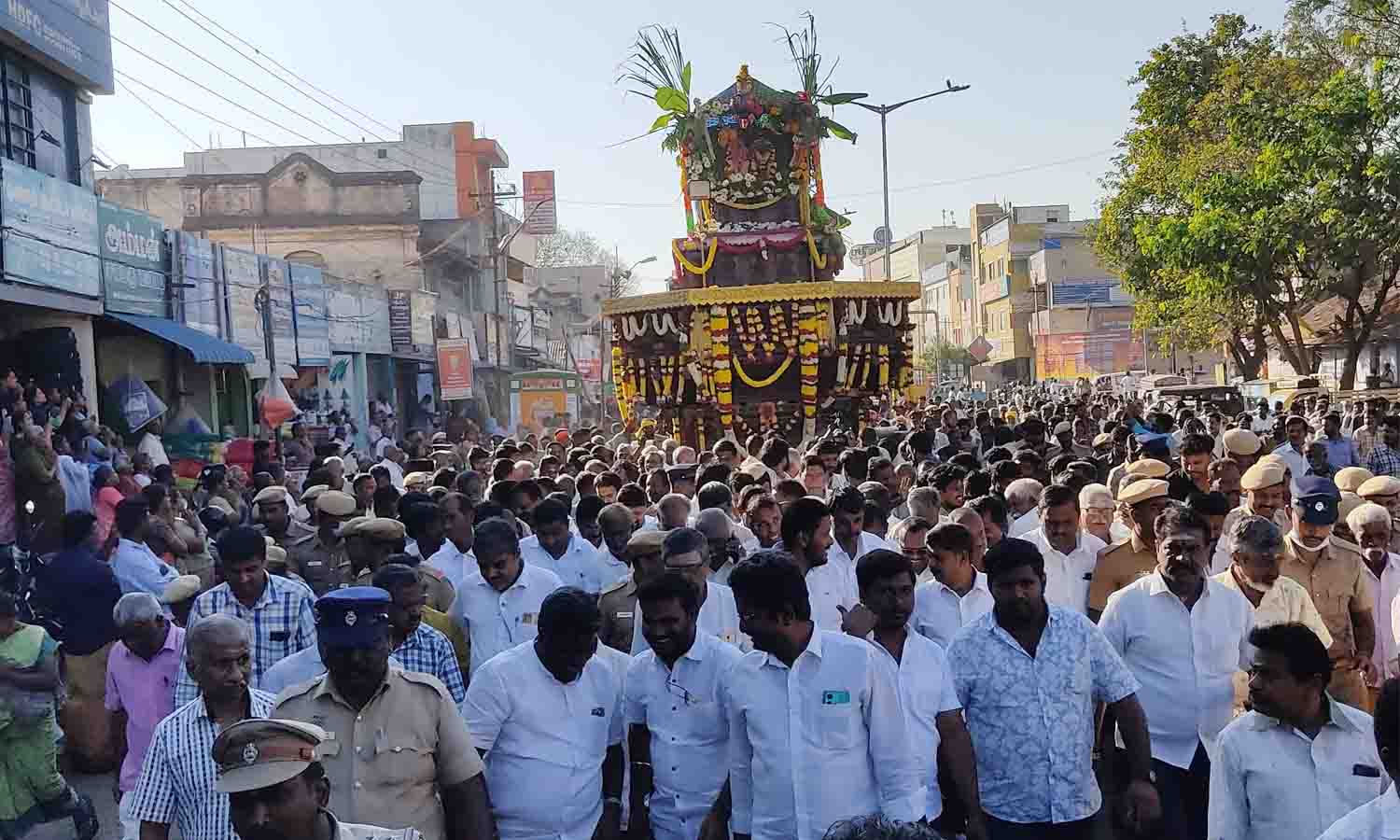 உடுமலை மாரியம்மன் கோவிலில் புதிய தேர் வெள்ளோட்டம் - ஆயிரக்கணக்கான பக்தர்கள் பங்கேற்பு