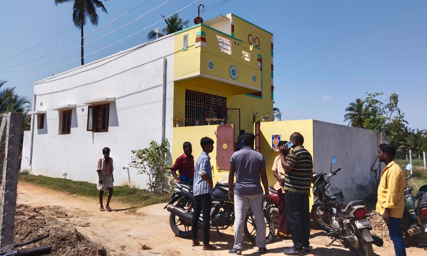 வியாபாரி வீட்டின் கதவை உடைத்து 15 பவுன் நகை கொள்ளை- கோவிலுக்கு சென்ற 2 மணி நேரத்தில் துணிகர சம்பவம்