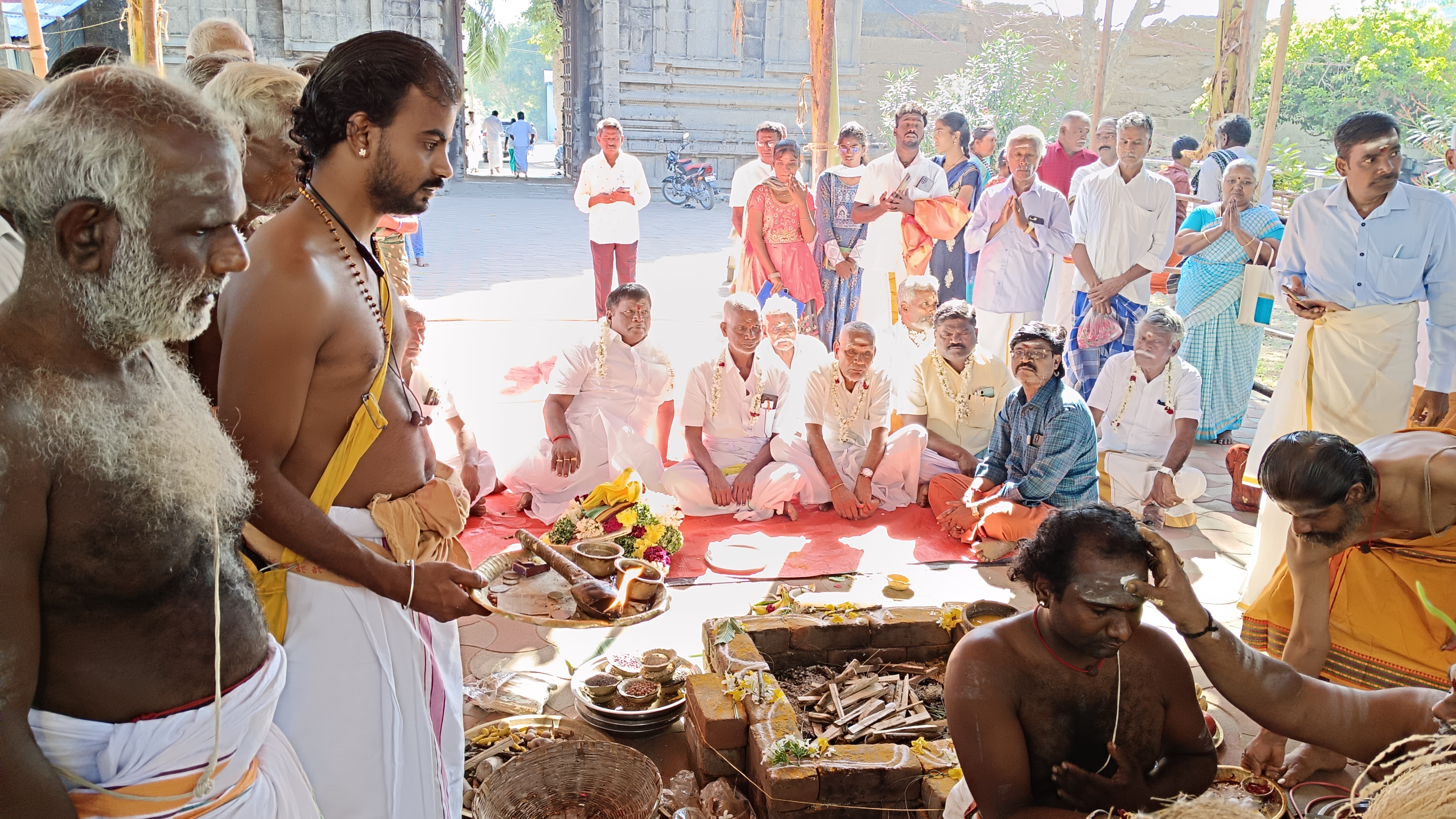 அகரம்சீகூர் அருகே அபராதரட்சகர் கோவிலில் கொடியேற்றம்