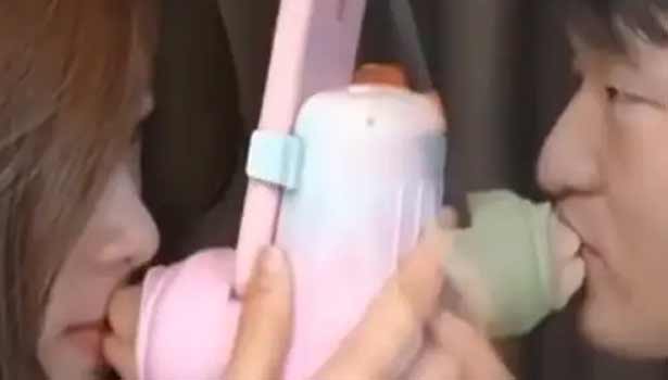 செல்போனில் வீடியோ கால் மூலம் வெளியூரில் இருக்கும் காதலருக்கு முத்தம் கொடுக்கும் நவீன செயலி